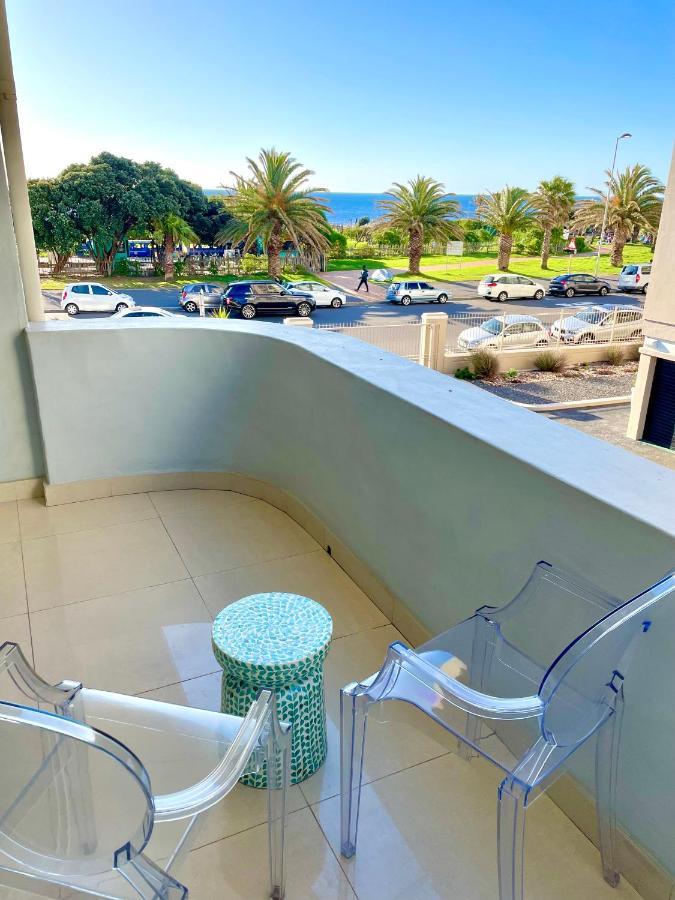Perfect Location #19, Mouille Point